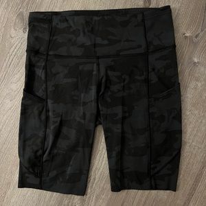 Lululemon Invigorate High Rise camo bike shorts / leggings size 8 EUC